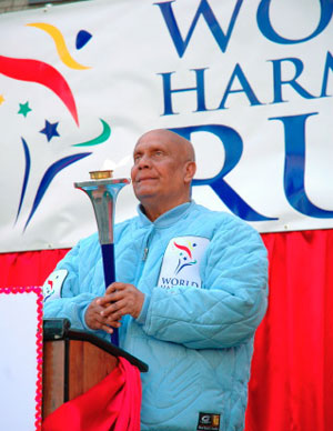 Sri Chinmoy meditates at the opening ceremony of the 2005 World Harmony Run Sri Chinmoy